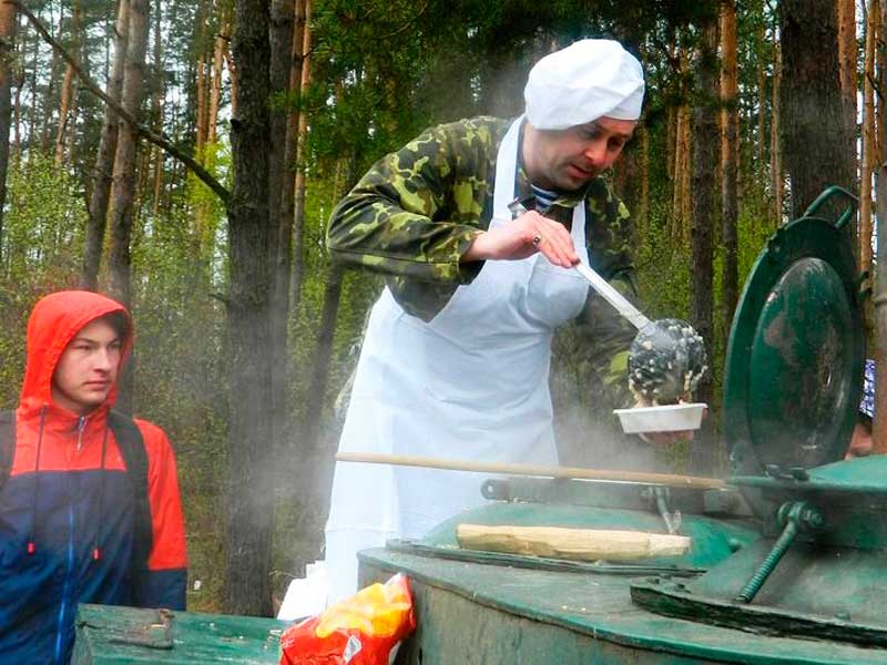 в походе